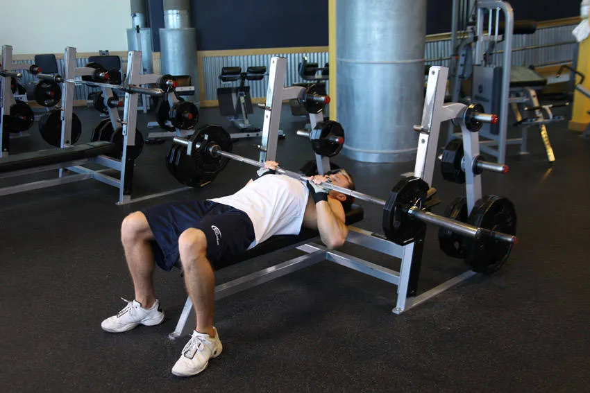 Close-grip bench press: start and finish positions