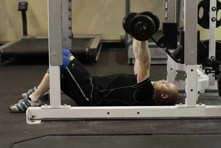 Dumbbell floor press: start and finish positions