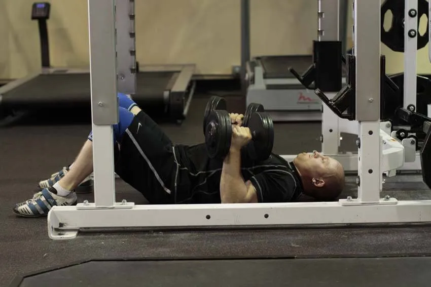 Dumbbell floor press: start and finish positions