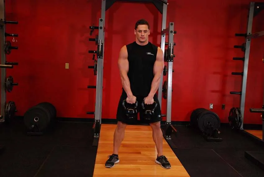 Alternating kettlebell clean: start and finish positions