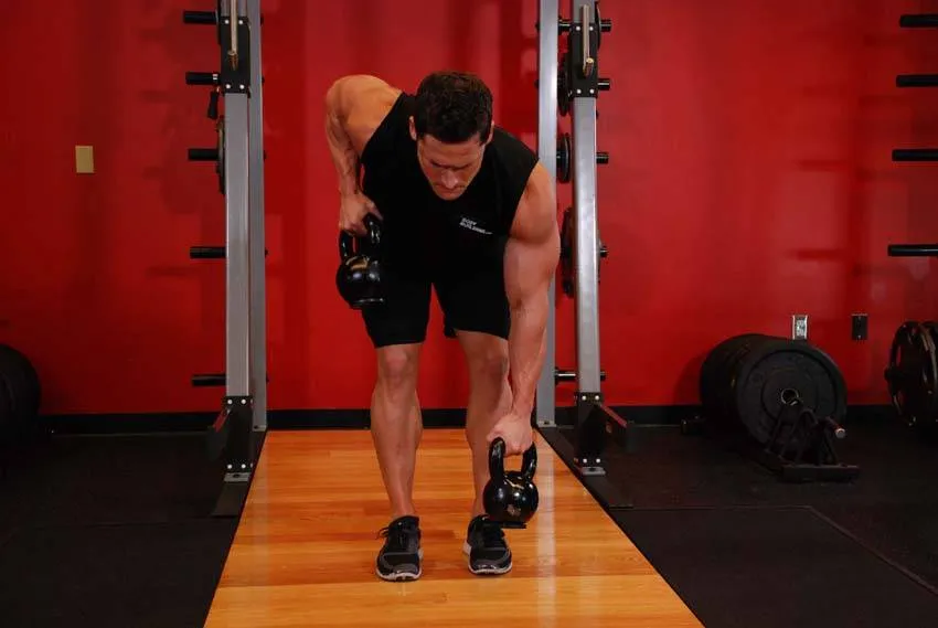 Alternating kettlebell row: start and finish positions